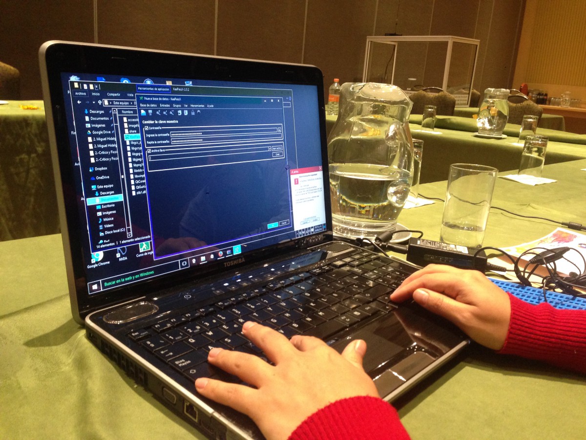 Testing the usability of secure apps through screen readers, at a USABLE training in Mexico. Credit: Mariel Garcia